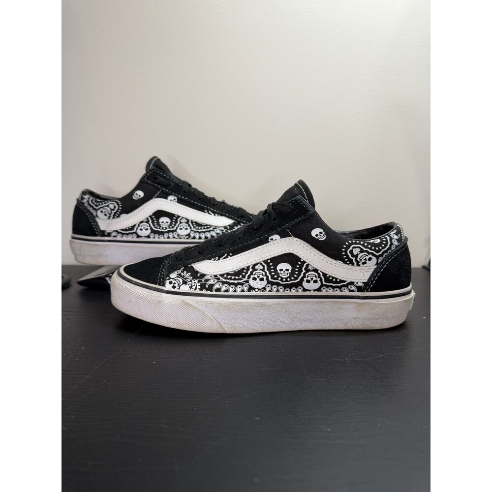 Black Skull Pattern Low-Top Skate Sneakers
